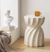 Table d'appoint créative en crème avec surface effet terrazzo, table d'appoint d'angle pour salon, table d'angle ronde moderne