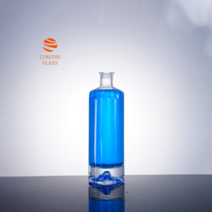 Bouteille en verre cylindrique <span class=keywords><strong>de</strong></span> 500 ml avec base en forme <span class=keywords><strong>de</strong></span> montagne tridimensionnelle, idéale pour l'emballage <span class=keywords><strong>de</strong></span> la vodka, du <span class=keywords><strong>gin</strong></span> et du whisky - Product Image 2