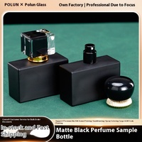 Flacon de parfum de luxe vide personnalisé en usine avec pulvérisateur à pompe 30ml 50ml 100ml, bouteille carrée en verre à fond épais gravé à l'acide avec bouchon en bois
