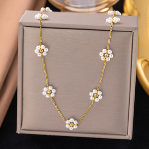 Schickes Elegantes 18k Vergoldetes Edelstahl Perlen-Gänseblümchen Blumen-Station Charms Ketten-Collier und Armband Schmuckset - Product Image 1