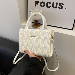 <span class=keywords><strong>Sac</strong></span> à bandoulière pour femme en cuir PU grande capacité 2024, <span class=keywords><strong>sac</strong></span> fourre-tout à motif losanges, vente en gros d'usine - Product Image 4