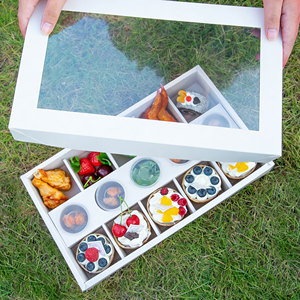 Boîte carrée en papier kraft pour charcuterie, plateau jetable à emporter avec séparateurs et fenêtre pour brunch, traiteur et événements - Product Image 2