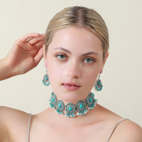 Parure de bijoux vintage ethnique incrustée de pierres turquoise, idéale pour les tenues quotidiennes et les soirées, collier et boucles d'oreilles pour femme