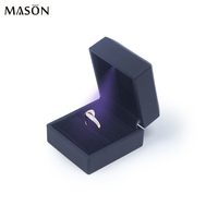Boîte à bijoux LED laque noire boîte à logo estampage or emballage de bijoux LED de luxe boîte à bijoux bague personnalisée en diamant avec lumières
