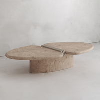 Table basse sculpturale luxueuse à pétales séparés, bord arrondi, en marbre travertin, esthétique Wabi Sabi, table d'appoint