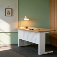 Table de bureau compacte et minimaliste blanche avec base en acier pour petits espaces, gestion des câbles, design perforé, écologique et durable