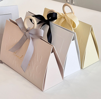 Boîte cadeau triangulaire de luxe en carton, faite à la main, avec anneau en bois, ruban et poignée, gaufrage, logo personnalisé, pour bijoux et faveurs de mariage – En stock