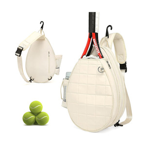 La nueva bolsa de tenis tiene capacidad para 2 raquetas de tenis. Es una bolsa cruzada acolchada con correa impermeable y un bolsillo de seguridad. - Product Image 1