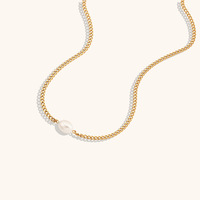 Collier à pendentif mode en acier inoxydable de style européen et américain Chaîne cubaine de perles d'eau douce de luxe simple et transfrontalière chaude