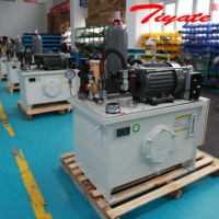 Unité de pompage auxiliaire pour centre d'usinage avec accumulateur pour un fonctionnement fluide du cycle de machine, alimentation hydraulique