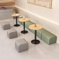 Ensemble de mobilier pour café, banquettes rembourrées marron et vertes avec tables rondes et rectangulaires, ensemble de sièges décontractés pour restaurant et bistro