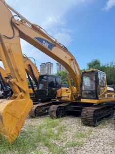 รถขุด CAT 320B มือสอง พร้อมอุปกรณ์ต่อพ่วงไฮดรอลิกเบรกเกอร์ ตรวจสอบอย่างครบถ้วน เครื่องจักรก่อสร้างมือสอง พร้อมจัดส่ง - Product Image 1