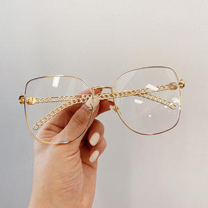 แว่นกันแดด Qianai Square รุ่น T5-6062 กรอบสีทอง ขาแว่นแบบโซ่ ป้องกันรังสียูวี 400 ดีไซน์ทรงเหลี่ยมไม่สมมาตร เลนส์ AC สำหรับทุกเพศ - Product Image 3