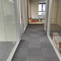 Dalles de moquette carrées 50x50 en PVC pelucheux insonorisantes à bas prix pour bureaux et revêtements de sol commerciaux de luxe