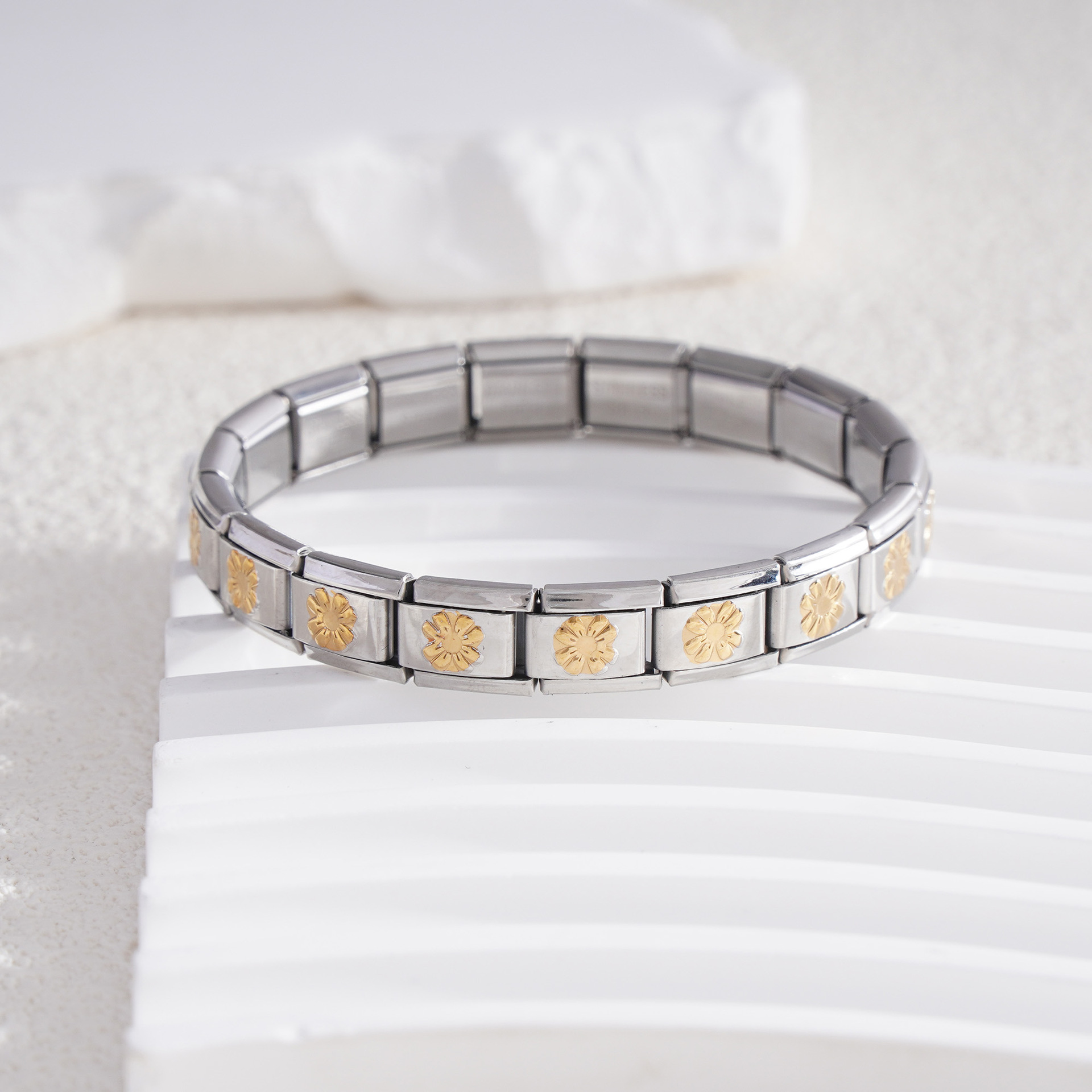Bracelet de montre à motif marguerite (centre doré)
