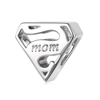 Charme bouclier Superman plaqué argent avec gravure « Mom », pendentif thématique pour femme, cadeau de bijoux