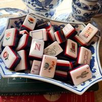 Tuiles de Mahjong Américaines en Acrylique à Motif Gravé Profond, Design Luxe Moderne HIMORE, 160 Pièces, Fines et Portables pour le Voyage