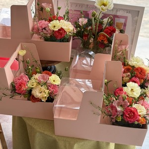 Caja de regalo rectangular de plástico grueso para el Día de San Valentín con ramo de flores y postre para celebración - Product Image 4