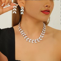 Ensemble de bijoux élégant de style feuille de luxe, collier et boucles d'oreilles, pour le quotidien et les soirées, bijoux de boutique