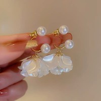Anting-anting gantung mutiara putih bergaya Perancis elegan, romantis, dengan rumbai dan kelopak bunga akrilik manis, perhiasan untuk wanita, cocok untuk liburan pantai.