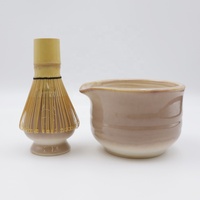 Kit d'outils à matcha personnalisé : fouet, support pour fouet et bol avec bec verseur en céramique brun clair émaillé au four flambeé pour thé au lait et matcha