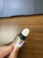 Pompe à crème 24/410 0,4 cc recouverte d'aluminium argenté brillant pour les soins quotidiens et la personnalisation des sérums et lotions acceptée en fonction de la couleur