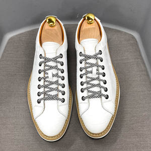 Chaussures décontractées en cuir 2026, chaussures pour hommes, chaussures quotidiennes en cuir véritable à semelle épaisse, chaussures tendance à motif crocodile. - Product Image 4