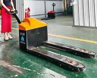 Transpalette électrique au lithium de 1,5 tonne avec pneus en polyuréthane AWD, charge rapide en 1 heure pour les centres de distribution à haut débit