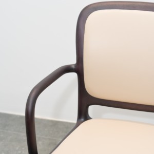 Chaise de salle à manger contemporaine en bois massif de style nordique avec siège rembourré en cuir, design ergonomique pour la maison, le restaurant, l'hôtel PISANO - Product Image 5