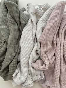 Mameluco cálido y acogedor para bebé, estilo burbuja, extragrande, con botones a presión - Product Image 2