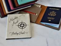 Housse de passeport personnalisée en similicuir |   Portefeuille de voyage gravé sur mesure