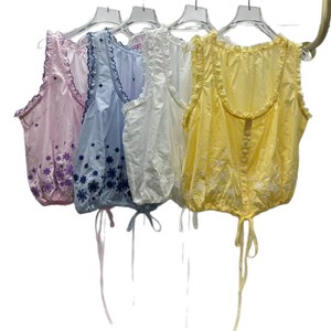 Débardeur chic et unique pour femme, brodé de fleurs, avec cordon de serrage, coupe courte, volants et boutons, sans manches - Product Image 1