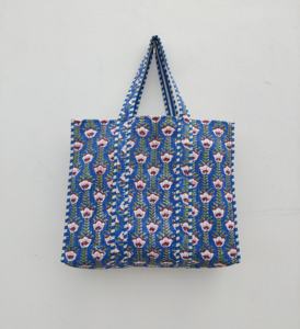 Sac fourre-tout matelassé Boho à bandoulière en coton écologique avec logo floral personnalisable pour les achats personnalisés du week-end en semaine - Product Image 1