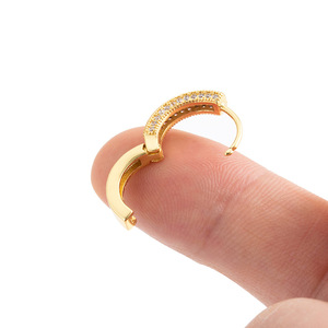 Pendientes de corazón de acero inoxidable YW Huggies coloridos CZ mujeres hombres pendientes de <span class=keywords><strong>aro</strong></span> de oro joyería - Product Image 3