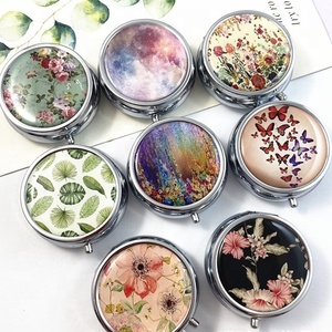 Bálsamo labial de metal con forma de mariposa y flor Natural, caja CD-YH102 - Product Image 1