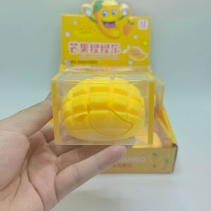 Nuovo Creativo Giocattolo Antistress a Forma di Mango Giallo in TPR da 8cm, Regalo Divertente per Bambini <span class=keywords><strong>e</strong></span> Adulti - Product Image 4