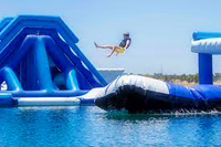 Parc aquatique gonflable personnalisé pour les stations familiales avec parcours d'aventure sur l'eau et trampolines aquatiques