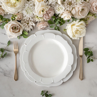 Ensemble d'assiettes blanches en céramique au design de forme florale élégante, assiette à dîner à glaçure blanche festonnée pour mariage et événement