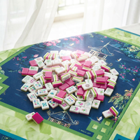 En stock : Ensemble de Mahjong américain de luxe de 160 tuiles, avec tapis en acrylique rose Art Déco et tuiles gravées vertes à 4 couches, pour le divertissement et le poker