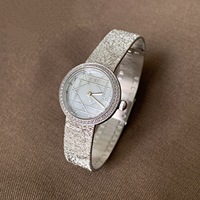 Montre quartz femme vintage texture feuille gaufrée matelassée, lunette cristal ronde, montre dorée