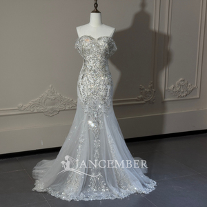 Robe de mariée sirène moderne Xs322 en organza sculptural, couleur ivoire, avec décolleté cœur, ornée de cristaux irisés et d'un nœud, modèle de luxe - Product Image 4