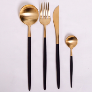 Ensemble de couverts modernes finition or avec poignées noires, en acier inoxydable, compatibles lave-vaisselle, pour mariage et usage quotidien - Product Image 1