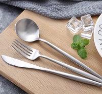 Ensemble de couverts réutilisables écologiques en acier inoxydable classique, couteau à steak, fourchette, cuillère, cuillère à dessert, passe au lave-vaisselle, usage domestique