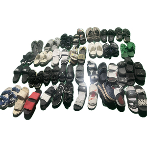 Chaussons de marque d'occasion, sandales de sport pré-aimées, chaussures décontractées de friperie pour hommes - Product Image 1