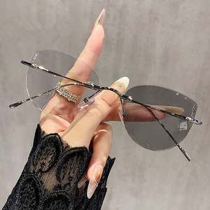 Gafas de Sol Ultraligeras Anti Luz Azul 2025, Gafas Fotocromáticas Sin Montura con Diseño de Ojo de Gato para Mujer - Product Image 3