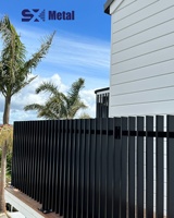 Moderne zwembadomheining en veeschutting van gepoedercoat aluminiumlegering met duurzaam ontwerp voor residentiële en landbouwgebruik.