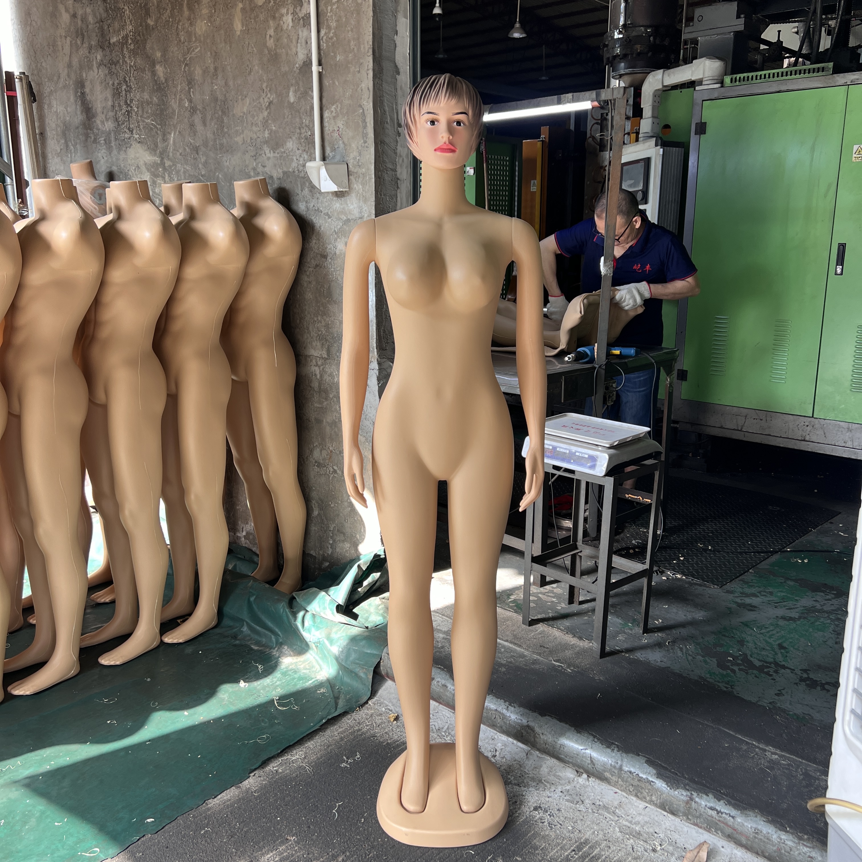 Моншадағы семіз жалаңаш әйелдер