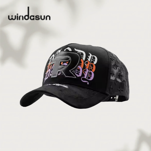 Gorras de Béisbol Hip-hop de 5 Paneles al por Mayor |   Gorras con Visera de Gamuza con Patrón de Grafiti de Letra <span class=keywords><strong>R</strong></span> Bordada para Hombre - Product Image 1