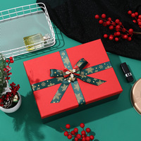 Boîte cadeau rouge avec ruban flocon de neige, nœud superposé et décoration clochette pour cadeaux de fêtes, coffrets cadeaux et présentation en magasin
