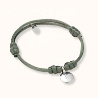 Bracelet en acier inoxydable plaqué or PVD 18 carats avec mini pendentif pièce de monnaie et cordon satiné, inaltérable, personnalisable avec initiales gravées